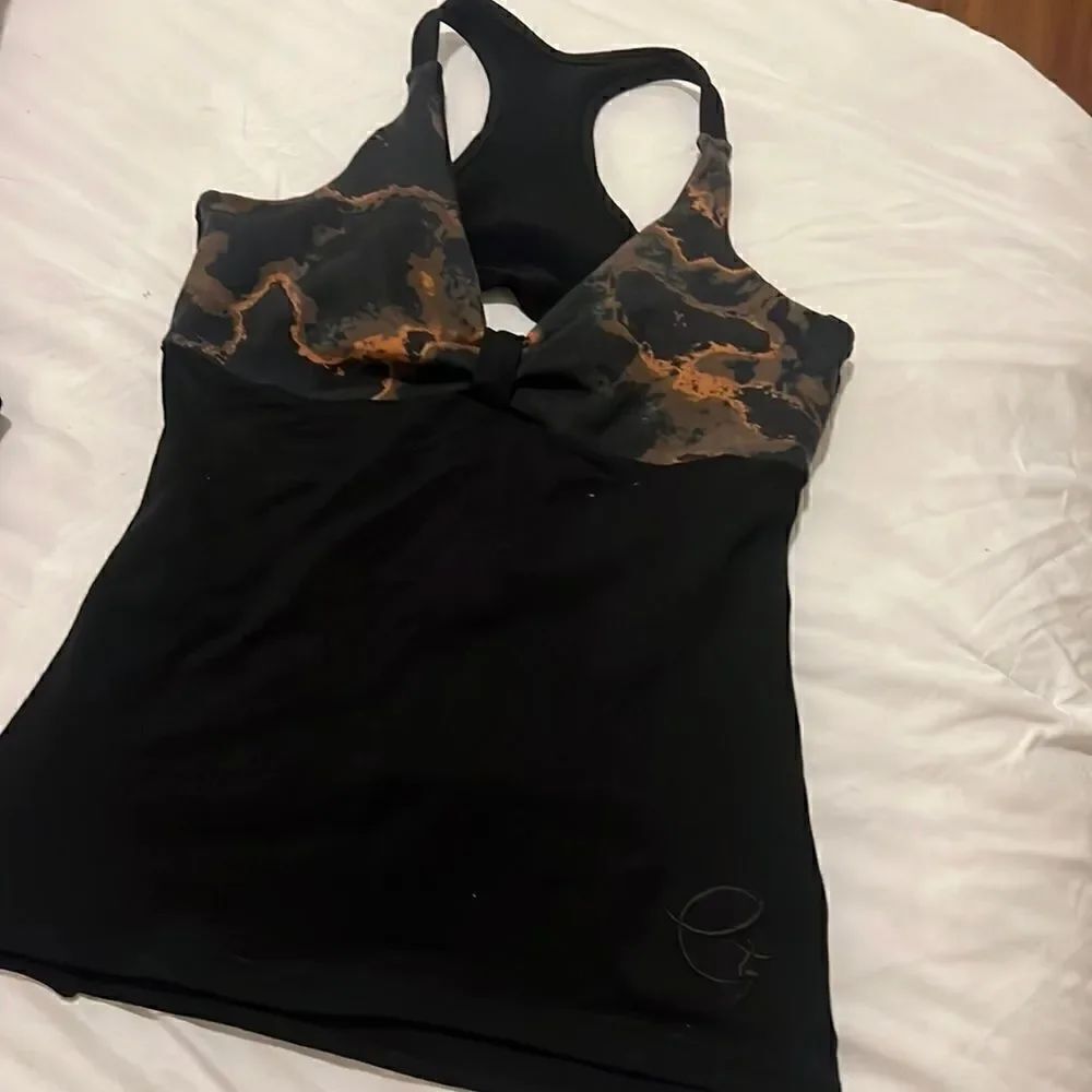 LIKE NEW Open Racerback Workout Top Equilibrium Activewear - Black Cut Out Back
